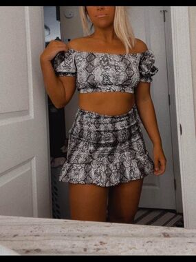 Snake Print Ruffle Mini Skirt - Gray